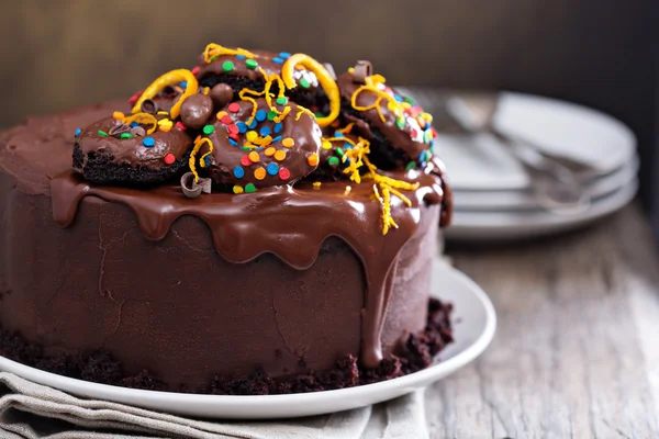 Dunkle Schokoladenkuchen mit Ganashe-Zuckerguss — Stockfoto