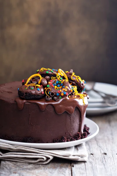 Tort de ciocolată neagră cu glazură de ganas — Fotografie, imagine de stoc