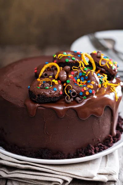 Bolo de chocolate escuro com cobertura de ganashe — Fotografia de Stock