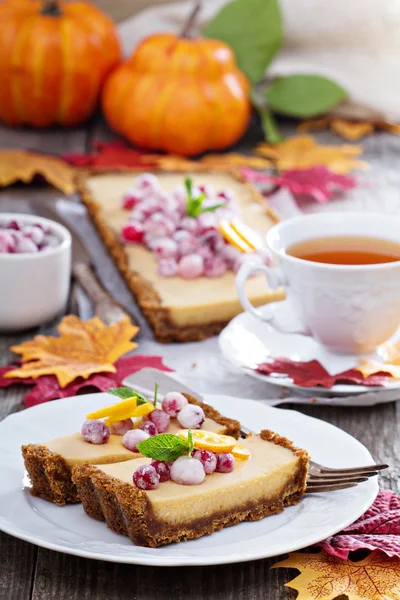 Gingerbread kabuk üzerinde balkabağı tart — Stok fotoğraf