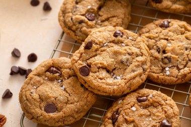 Fındıklı çikolatalı kurabiyeler soğutucuda yeni pişmiş.