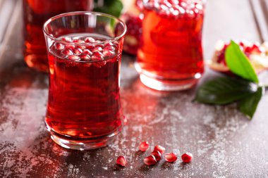 Nar İçecek köpüklü su ile