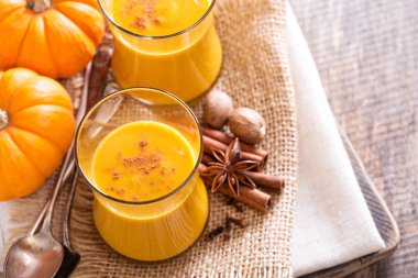 Kabak ve turuncu içecek baharatlı