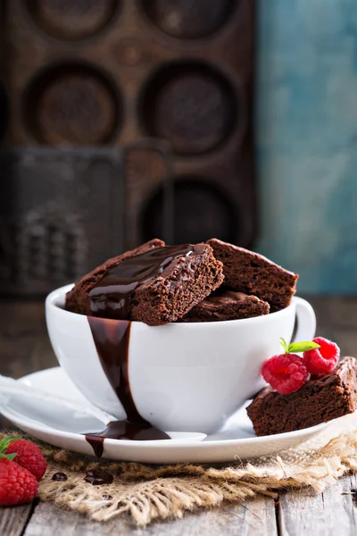 Brownies i staplade kaffekoppar med chokladsås — Stockfoto