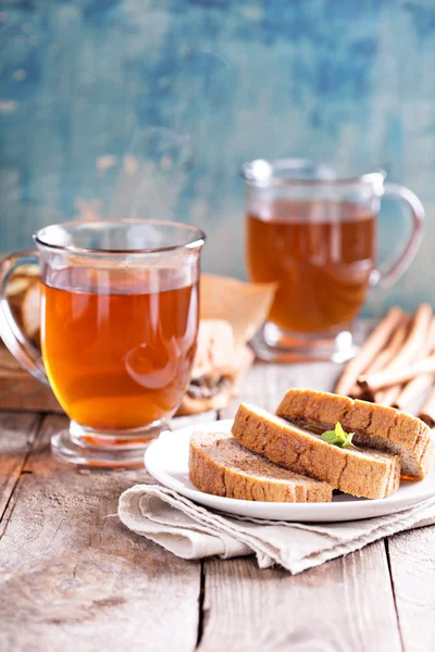 Zencefilli ekmek kek sıcak çay ile — Stok fotoğraf