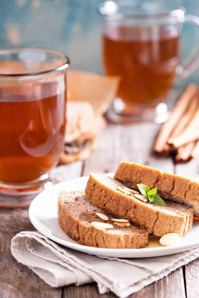 Gingerbread loaf cake with hot tea — Stock Photo, Image