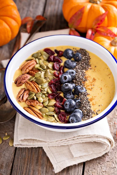 Kürbis-Smoothie-Schale mit Chiasamen, Pekannüssen, Preiselbeeren — Stockfoto