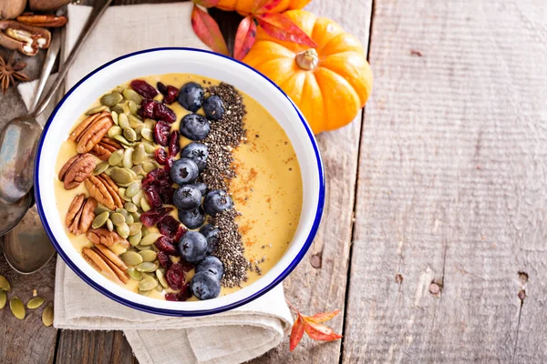 Chia tohum, pecans, cranberries ile kabak güler yüzlü kase — Stok fotoğraf