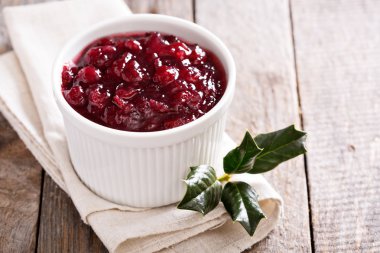Kızılcık sosuna seramik ramekin