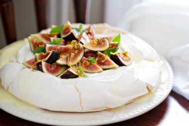 Taze incir ve portakal lezzet ile Pavlova pasta