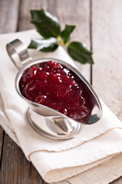 Cranberry saus in metalen schotel — Stockfoto