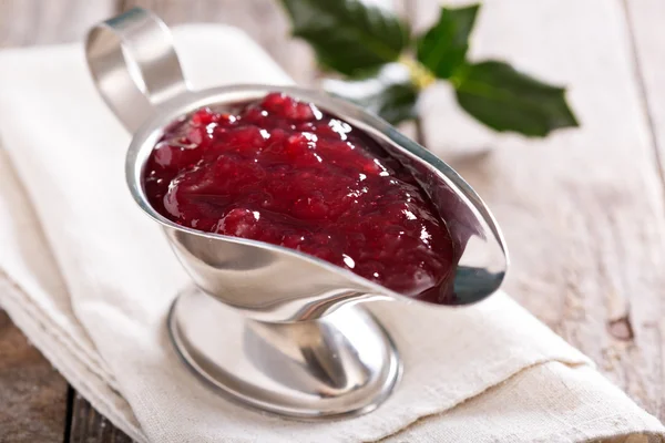 Cranberry saus in metalen schotel — Stockfoto