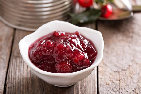 Gekocht cranberry saus in kleine schotel — Stockfoto