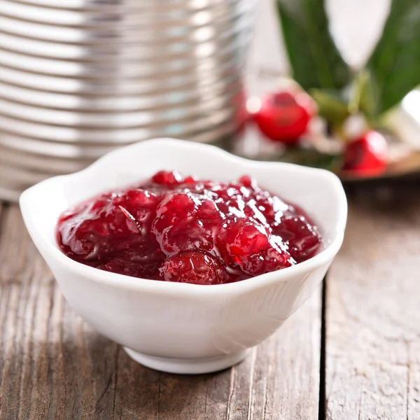 Gekocht cranberry saus in kleine schotel — Stockfoto