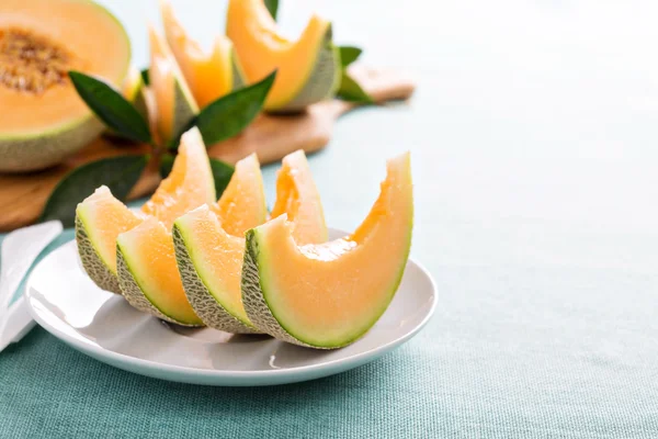 Trozos maduros de melón en un plato —  Fotos de Stock
