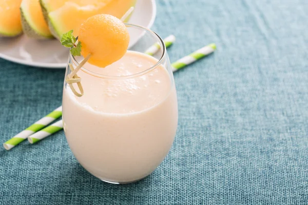 Healthy cantaloupe smoothie in a glass — Stock Photo, Image