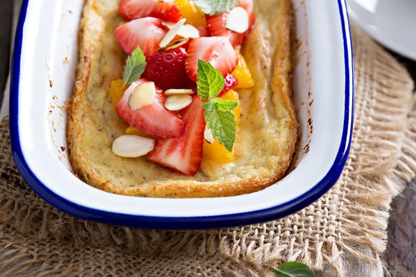 Baked pancake with oranges and strawberries — Stock Photo, Image