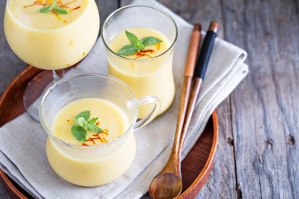 Mango-Smoothie mit Safran — Stockfoto