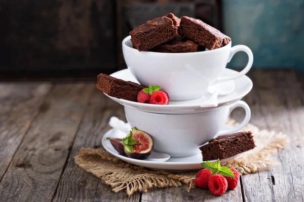 Brownies em copos de café empilhados com molho de chocolate — Fotografia de Stock