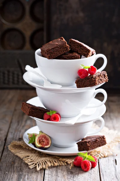 Brownies en tazas de café apiladas con salsa de chocolate —  Fotos de Stock