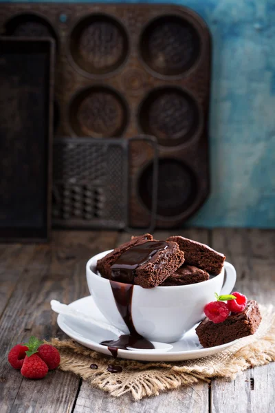 Brownies i staplade kaffekoppar med chokladsås — Stockfoto