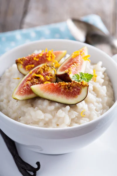 Pudim de arroz com leite e baunilha — Fotografia de Stock