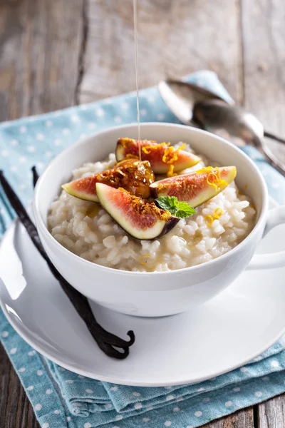 Pouding au riz avec lait et gousses de vanille — Photo