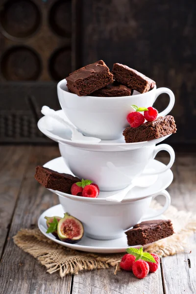 Brownies ve skládaných hrnečků s čokoládovou omáčkou Royalty Free Stock Obrázky