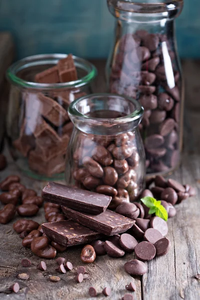 Шоколадні шматочки, чіпси, цукерки та бари — стокове фото