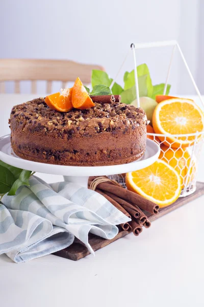 Кавовий торт з апельсинами, горіхами та шоколадом — стокове фото