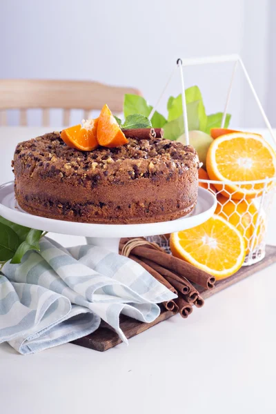 Bolo de café com laranjas, nozes e chocolate — Fotografia de Stock