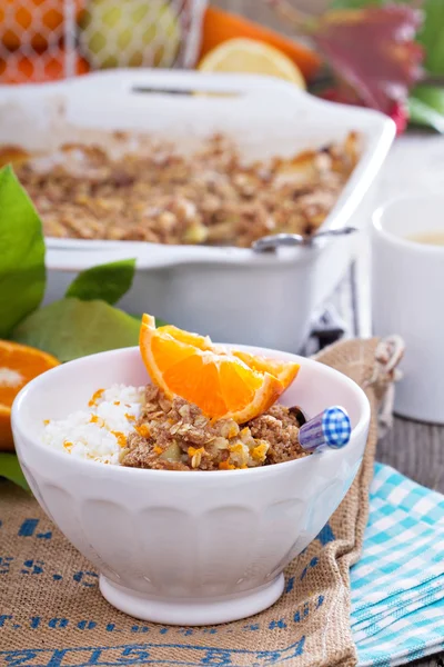 Äpple och citrus smulpaj — Stockfoto