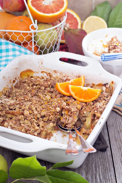 Äpple och citrus smulpaj — Stockfoto