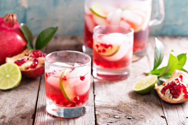 Granatäpple cocktail med lime skivor — Stockfoto