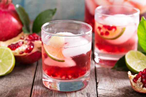 Granatäpple cocktail med lime skivor — Stockfoto