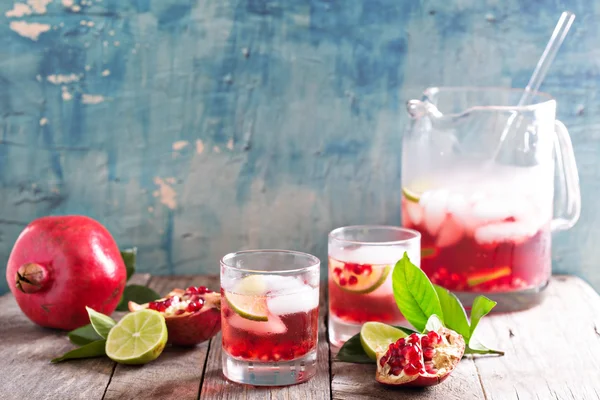 Granatäpple cocktail med lime skivor — Stockfoto