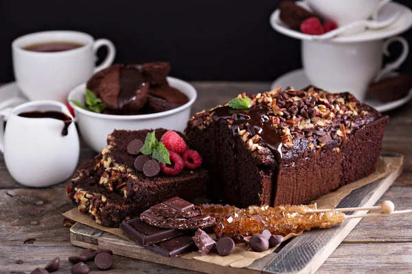 Bolo de chocolate com nozes — Fotografia de Stock