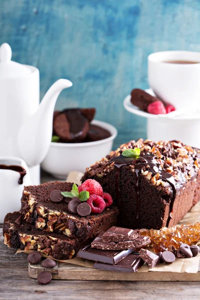 견과류와 초콜릿 덩어리 케이크 — 스톡 사진