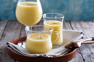 Mango smoothie safran ile