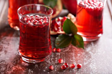 Nar İçecek köpüklü su ile