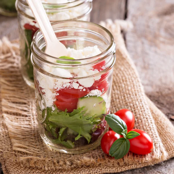 Salade dans des bocaux de maçon — Photo