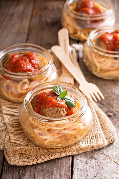 Espaguetis con albóndigas y salsa de tomate —  Fotos de Stock