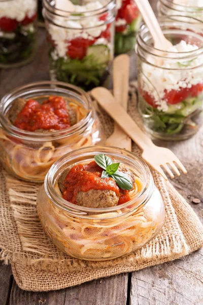 Makarony z klopsikami i sosem pomidorowym — Zdjęcie stockowe
