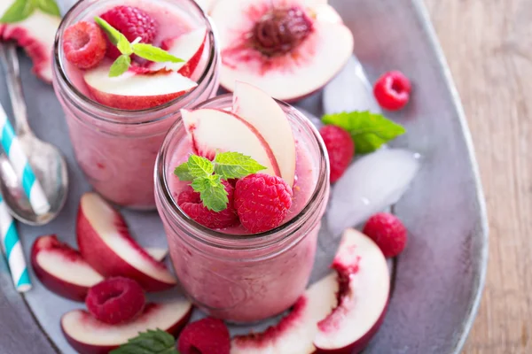 Smoothie van framboos en perzik — Stockfoto