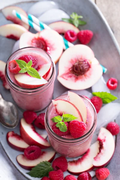 Raspberry and peach smoothie — Stock Photo, Image
