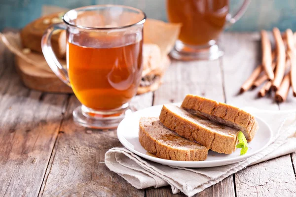 Zencefilli ekmek kek sıcak çay ile — Stok fotoğraf