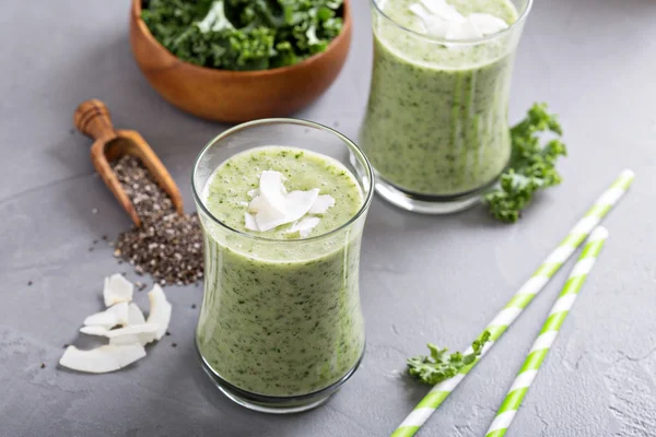 Frullato verde con banana, chia e cavolo riccio — Foto Stock