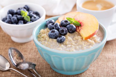 Taze meyve ile kahvaltı quinoa yulaf lapası