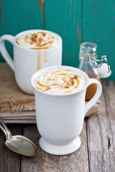 Bebida de caramelo quente com chantilly — Fotografia de Stock