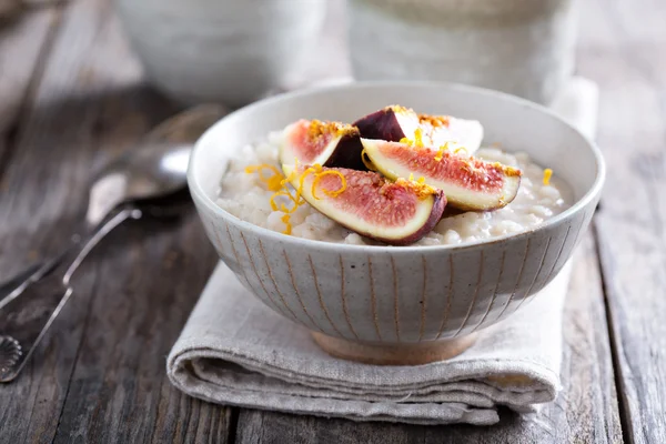 Rice pudding with vanilla and fresh figs — Stock Photo, Image